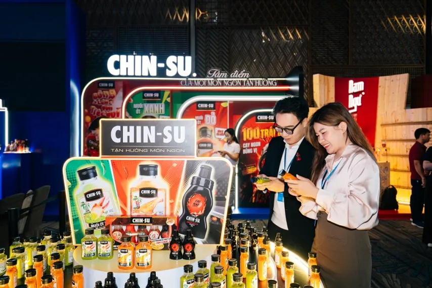 Cổ đông tham quan trải nghiệm các gian hàng sản phẩm của Masan Consumer 3.jpg