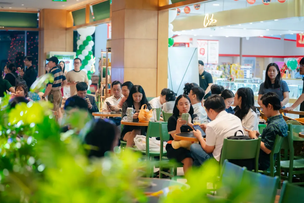 Khách hàng thưởng thức các thức uống quen thuộc của Phúc Long tại cửa hàng.jpg