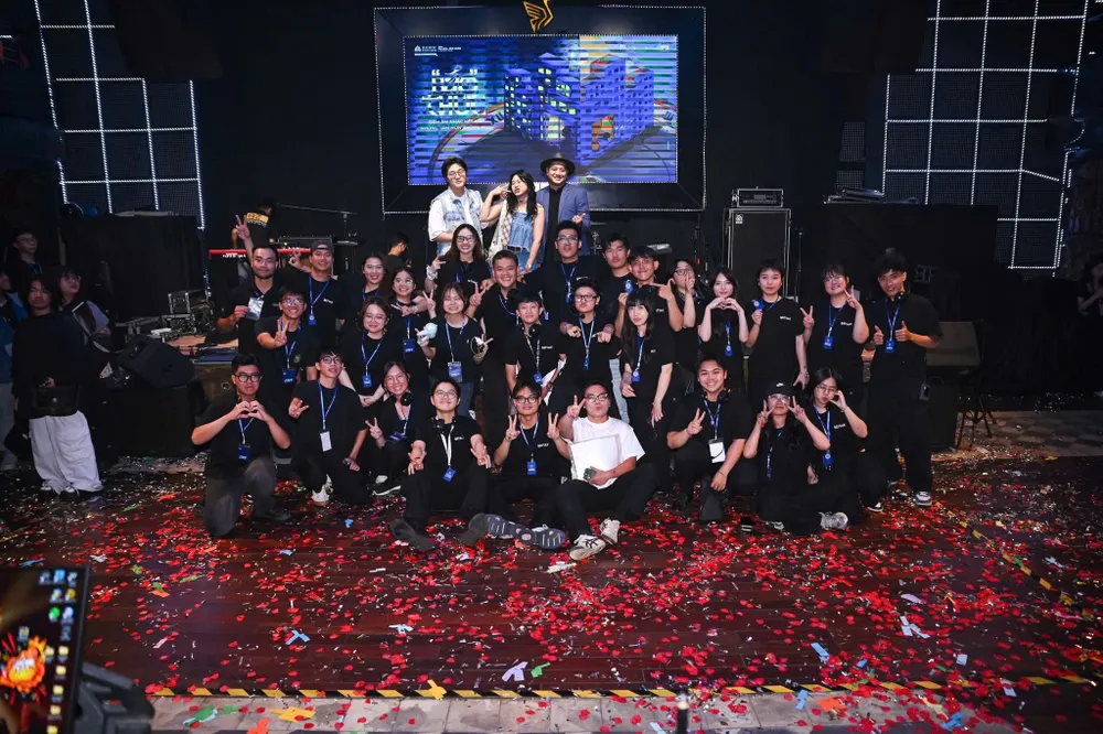 Sinh viên ngành Quản trị sự kiện vận hành “Báo Thức Music Show” với sự tham gia của nhiều nhóm nhạc nổi tiếng_.jpg