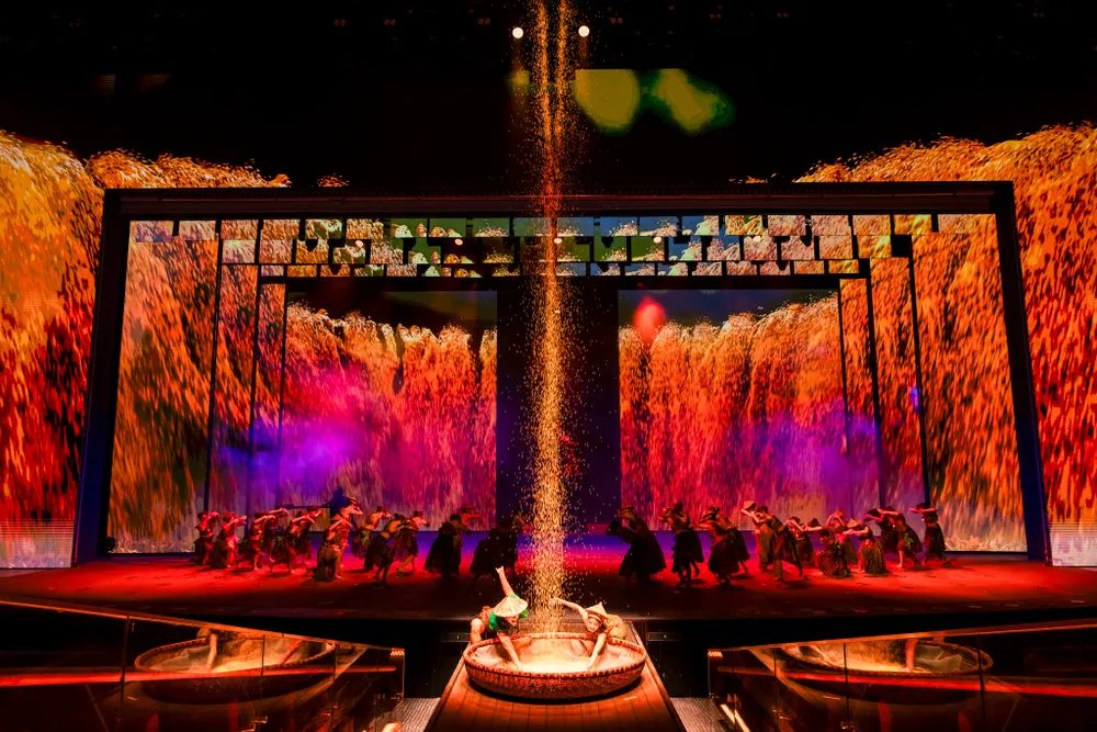 4 - Chương trình được thiết kế theo mô hình Immersive Theatre (sân khấu nhập vai), kết hợp đồng thời 12 công nghệ và hiệu ứng trình diễn, tạo nên trải nghiệm thị giác đa tầng cho khán giả...jpg