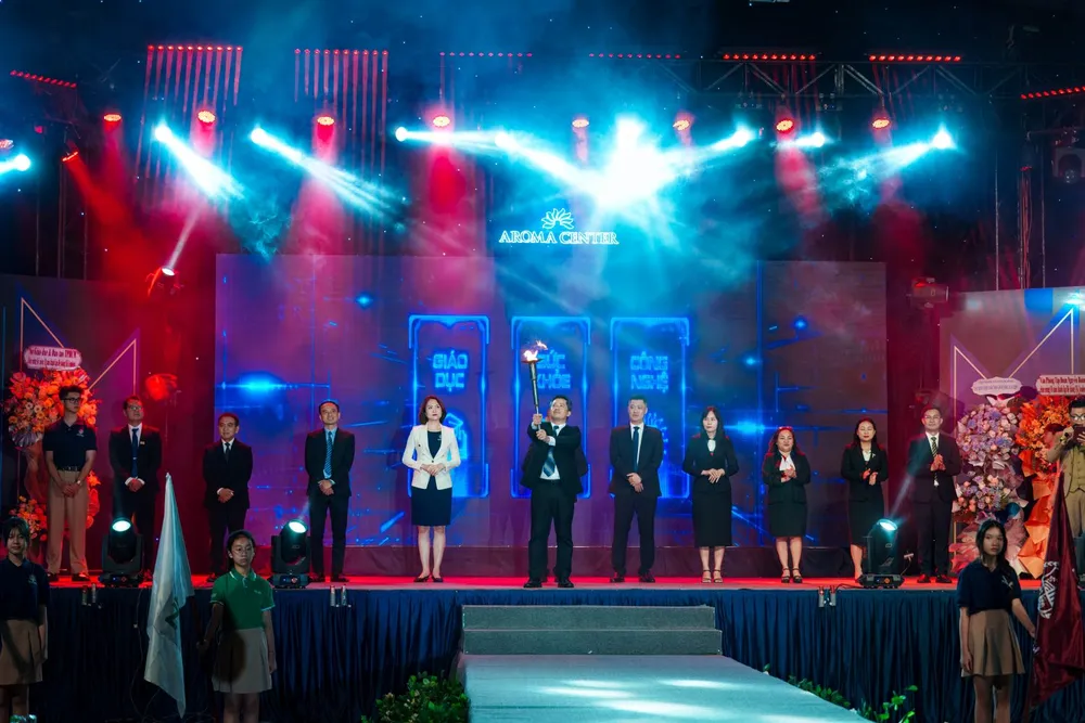 ThS. Đào Quang Huy – Chủ tịch Hội đồng trường các trường UKA thực hiện nghi thức truyền đuốc tiếp lửa, đánh dấu bước chuyển mình vào kỷ nguyên giáo dục mới.jpg