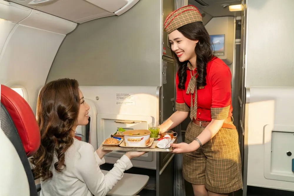Tiep vien hang khong Vietjet phuc vu hanh khach Business.jpg