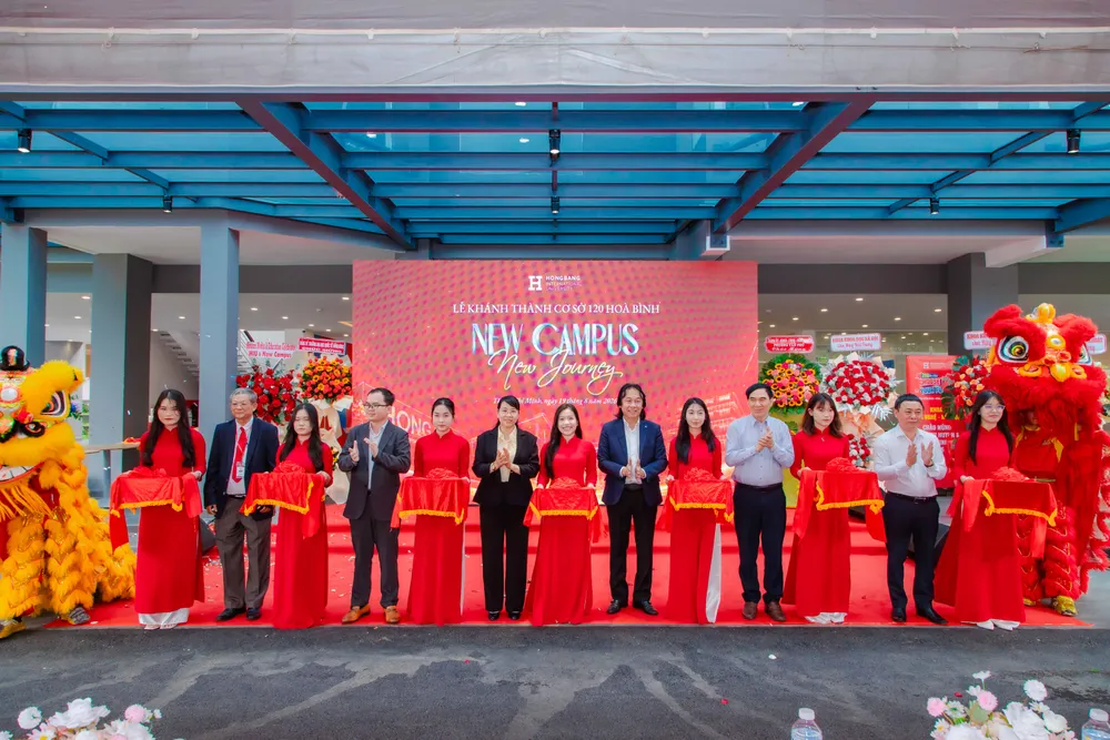 Các đại biểu thực hiện nghi thức cắt băng khánh thành Cơ sở Đầm Sen HIU..JPG