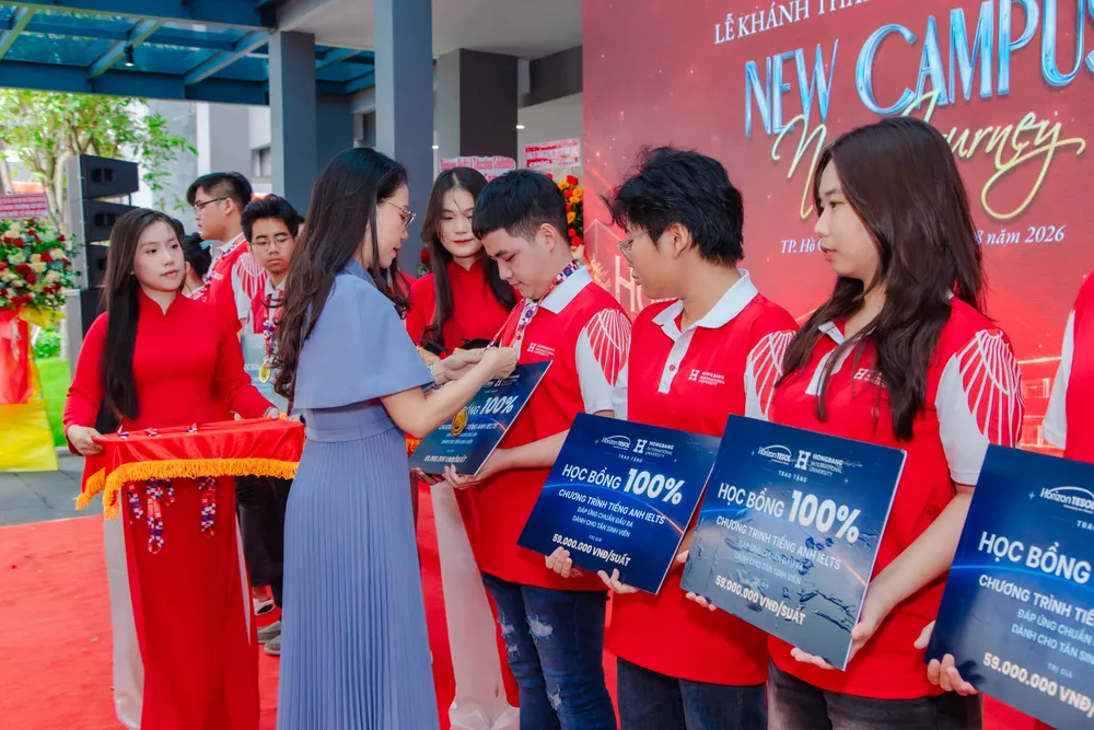 Tân sinh viên HIU nhận học bổng 100% toàn khóa IELTS tại lễ khánh thành..JPG