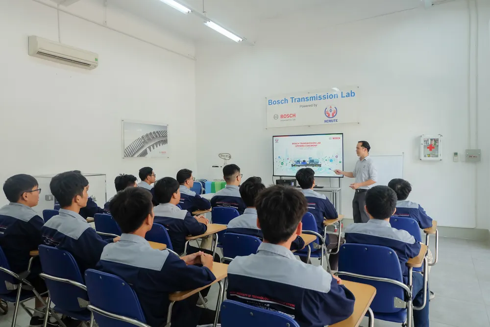 5 sv trên lớp.jpg