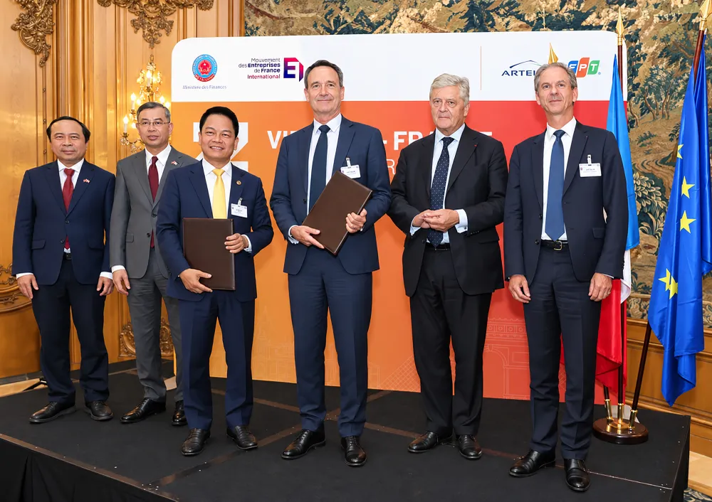 Ảnh 1_Ông Nguyễn Ngọc Nghị, Phó Tổng Giám đốc T&T Group, Chủ tịch T&T Energy Group và Ông Arnaud Lenail Chouteau, Phó Chủ tịch Cấp cao kiêm Tổng Giám đốc TotalE.jpg