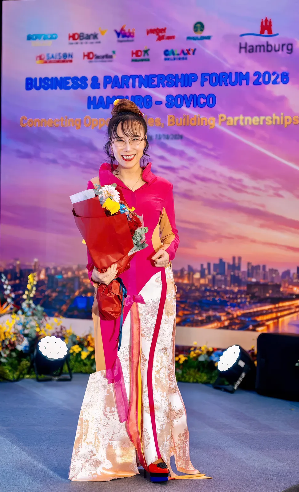 4. “Có lẽ quý vị sẽ thắc mắc tại sao hôm nay tôi ăn mặc chỉn chu hơn thường ngày. Đó là bởi vì đây là một dịp vô cùng đặc biệt, khi tôi có cơ hội gặp lại những người bạn thân thiết đến từ châu Âu”, Tiến sĩ Nguyễn T.png