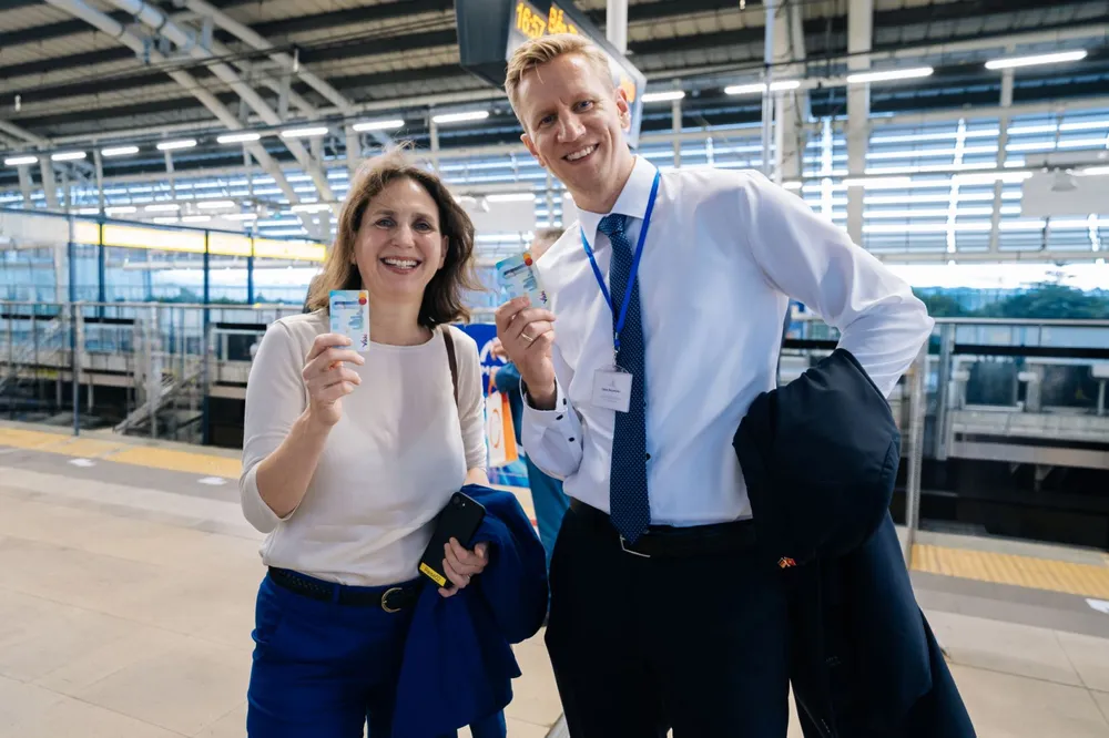 5. Đoàn công tác Thành phố Tự do và Hanse Hamburg (Đức) trải nghiệm tuyến metro số 1 từ ga Khu Công nghệ cao (phường Tăng Nhơn Phú) đến ga Ba Son (phường Sài Gòn), sử dụng thẻ Vikki Bank để thanh toán vé..jpg