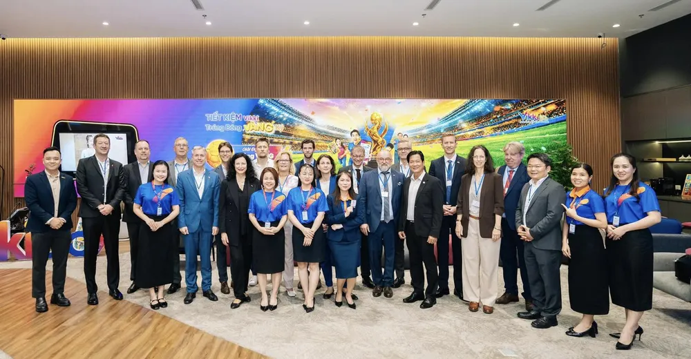 6. Đoàn công tác Thành phố Tự do và Hanse Hamburg (Đức) tham quan Phòng Giao dịch của Vikki Bank tại Trung tâm Đổi mới- Sáng tạo (Galaxy Innovation Hub).jpg