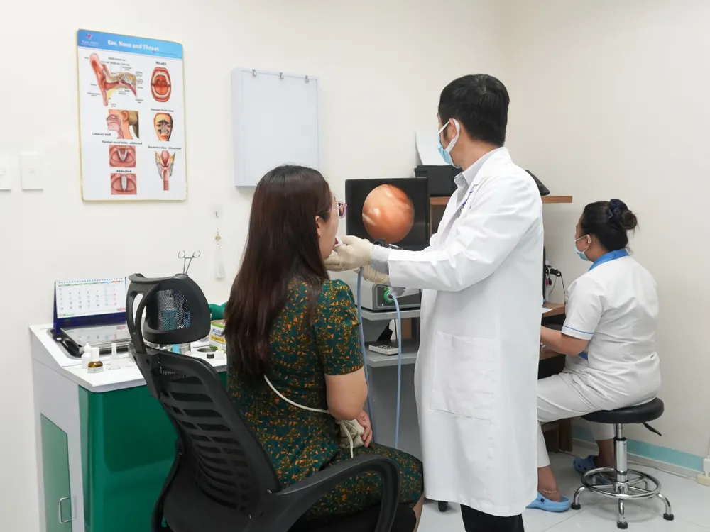 BS Mai Huỳnh Lạc đang nội soi TMH 1.JPG