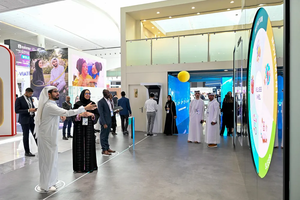 03_Khu_trung_bay_cong_nghe_Abu_Dhabi_Global_Health_Week.jpg