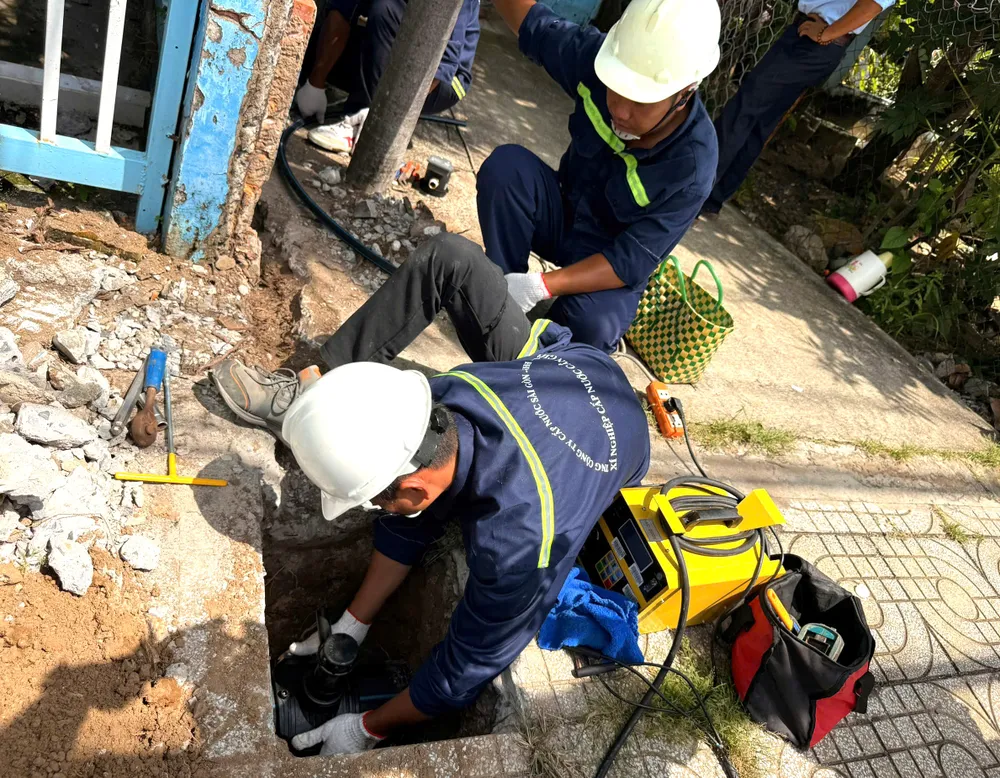 Nhân viên Xí nghiệp Cấp nước Cần Giờ gắn đồng hồ nước thông minh cho người dân ngày 22-10.jpg