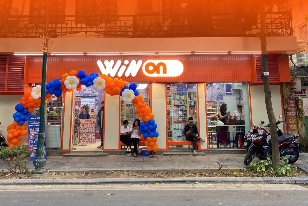 Ảnh 1 - Mặt tiền một cửa hàng WiN On tại phố Tràng Thi, Hà Nội với tông cam chủ đạo, cửa kính lớn và băng ghế dài.png