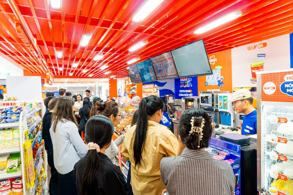 Ảnh 2 - Thiết kế trẻ trung, năng động bên trong cửa hàng.png