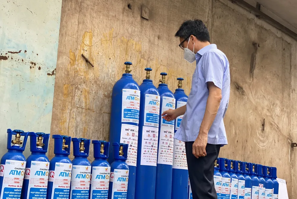 Phó Thủ tướng Vũ Đức Đam thăm trạm bơm oxy và các F0 khỏi bệnh tham gia chống dịch ảnh 3