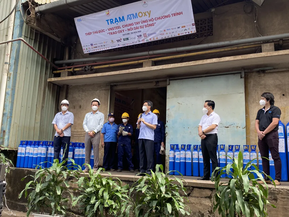 Phó Thủ tướng Vũ Đức Đam thăm trạm bơm oxy và các F0 khỏi bệnh tham gia chống dịch ảnh 2