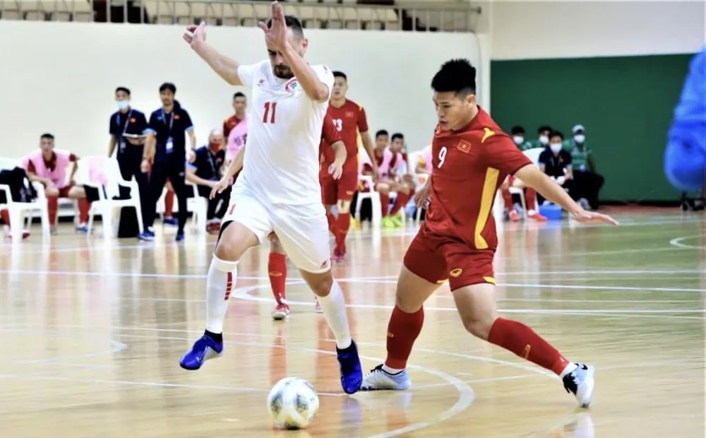 Pivot Đắc Huy gặp nhiều khó khăn khi tiếp cận khung thành của Lebanon. Ảnh: LFA