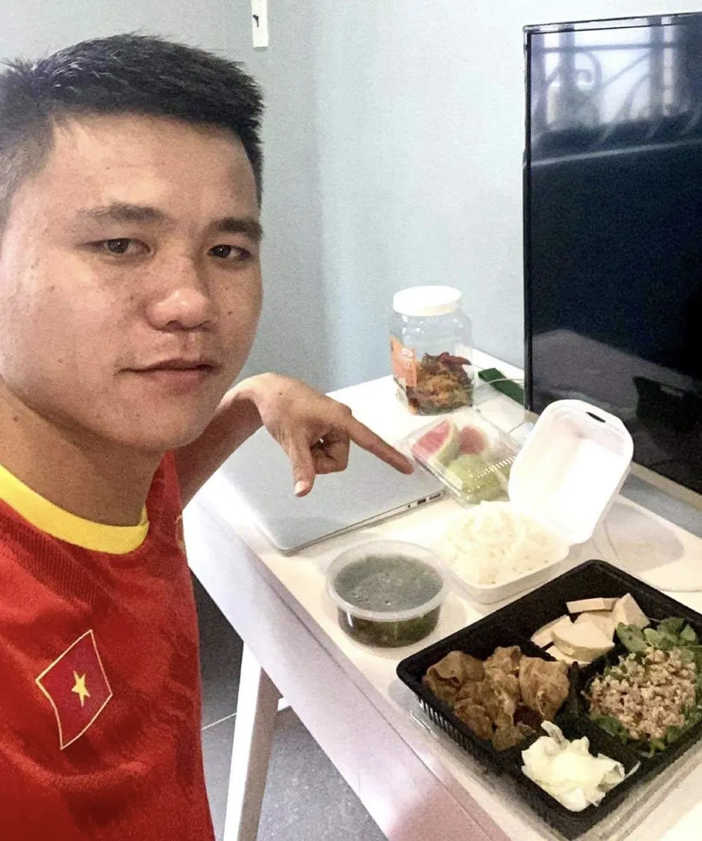Tuyển thủ Khổng Đình Hùng hài lòng về các bữa ăn tại khu cách ly tập trung. Ảnh: NVCC