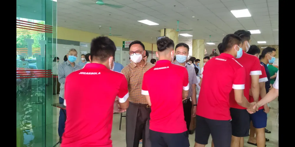 Cầu thủ Thanh Hóa tiêm mũi vaccine đầu tiên ngừa Covid-19 ảnh 1