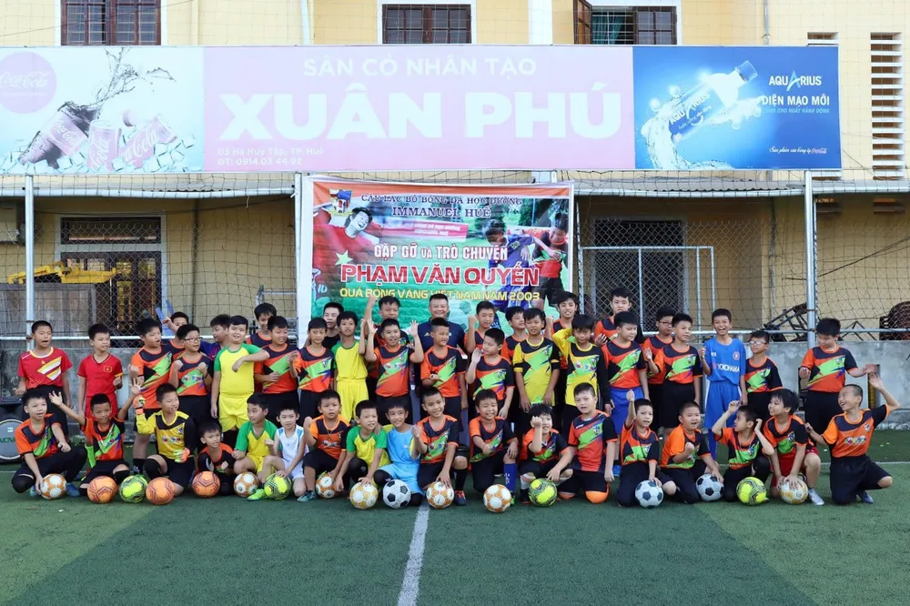 CLB Immanuel tổ chức cho các học viên buổi gặp gỡ và trò chuyện với Quả bóng Vàng Phạm Văn Quyến. Ảnh: ANH KHOA