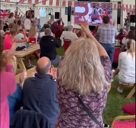 Muôn kiểu tiếp lửa từ xa tại Olympic Tokyo 2020 ảnh 3