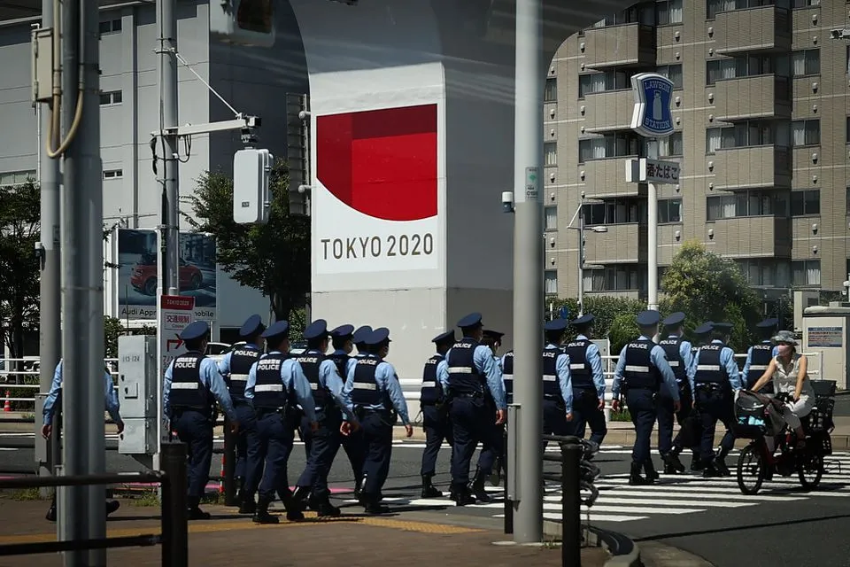 Rúng động nhóm VĐV uống rượu trong làng Olympic ảnh 1