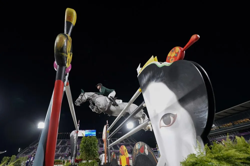 Tranh cãi võ sĩ Sumo bị tố làm ngựa đua Olympic hoảng sợ ảnh 1