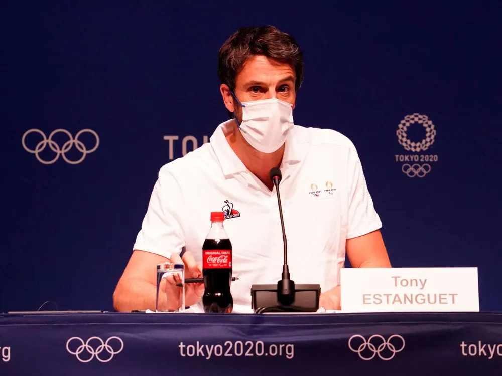 Pháp chào Olympic Paris 2024 bằng lá cờ... to như sân vận động ảnh 1