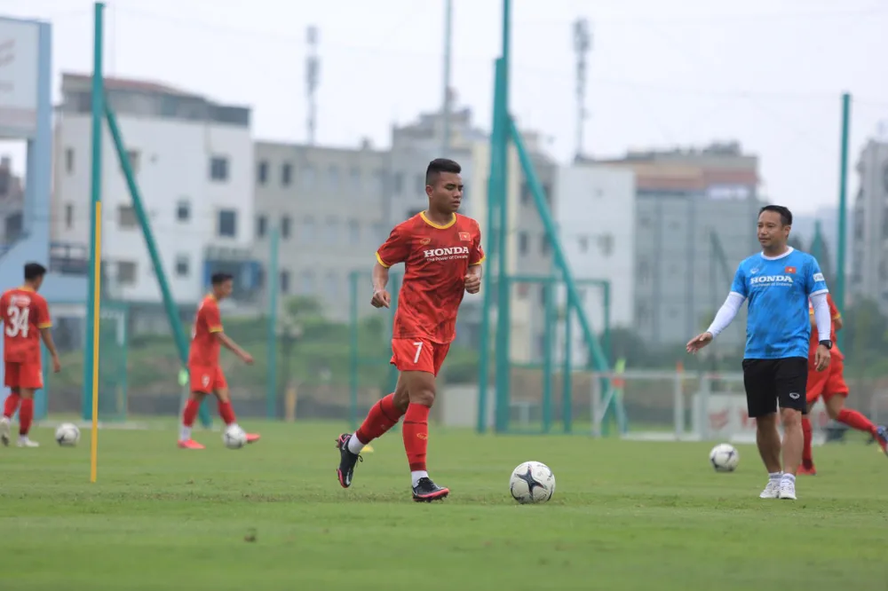 Kiatisak và chuyến xe hội quân đặc biệt của tuyển thủ U22 ảnh 1