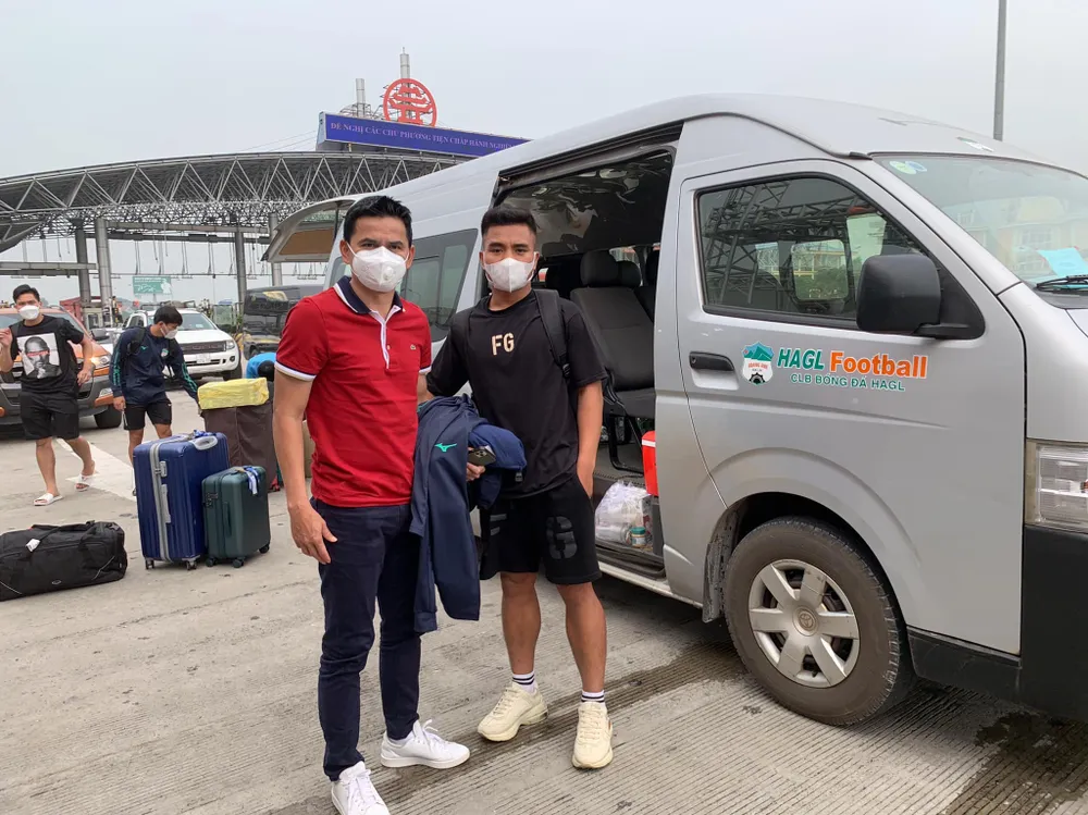 Hồ Thanh Minh chụp hình kỷ niệm với HLV Kiatisak. Ảnh: FBNV