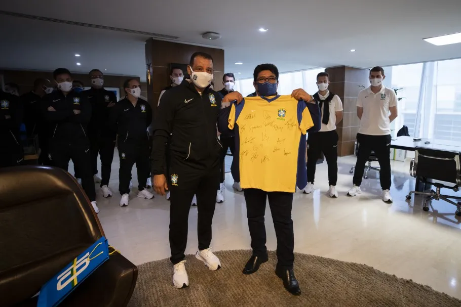 Chủ tịch Liên đoàn Bóng đá Brazil đến thăm, động viên đội tuyển futsal Brazil và hôm 17-9. Ảnh: CBF