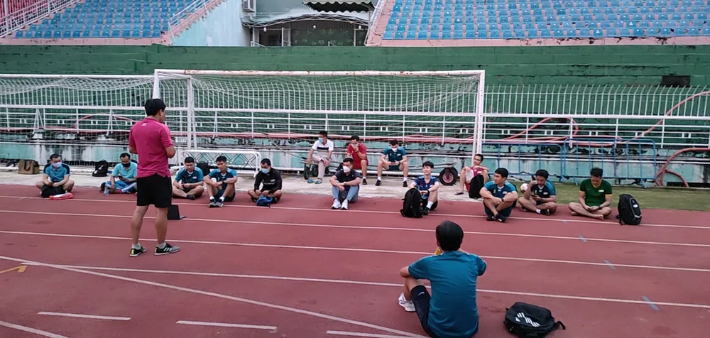 Trọng tài TPHCM ra sân tập để chuẩn bị các giải Quốc gia ảnh 1