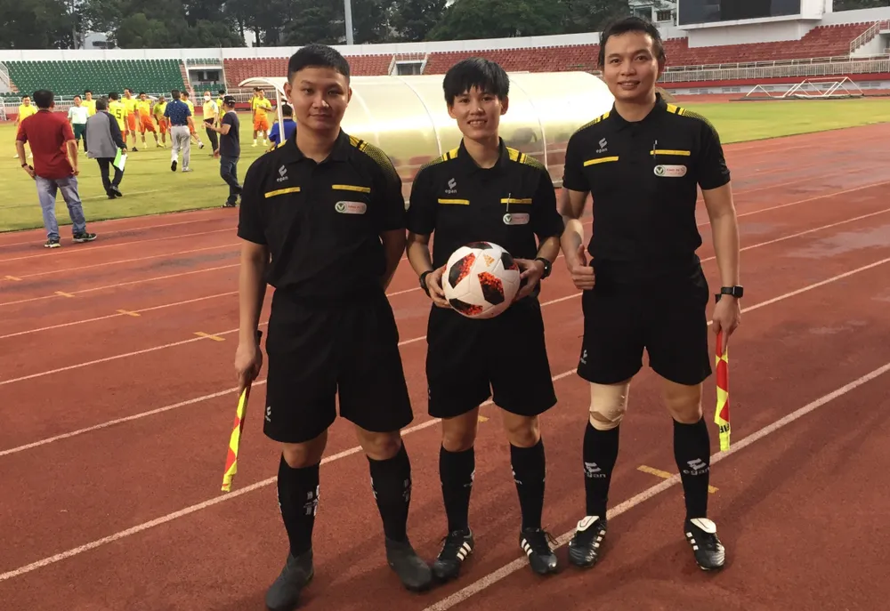 Trọng tài TPHCM ra sân tập để chuẩn bị các giải Quốc gia ảnh 2