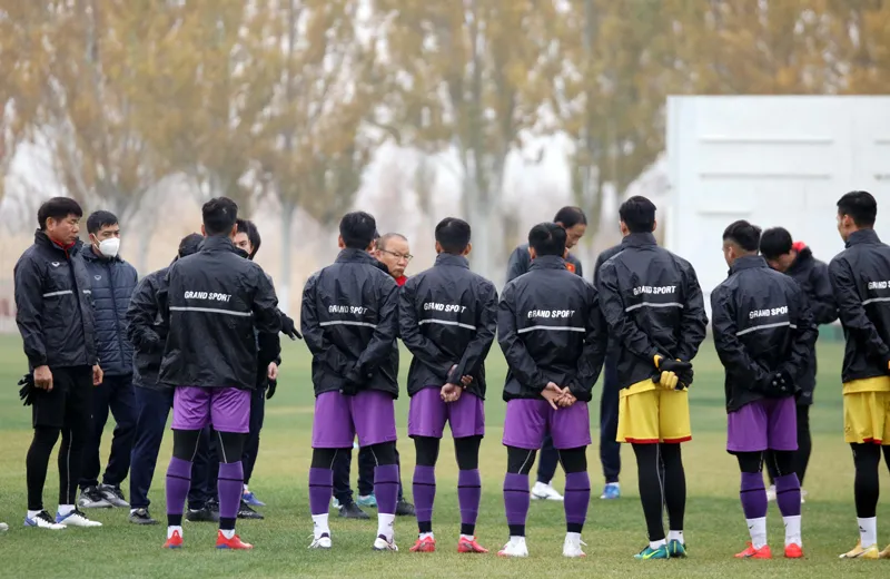 U22 Việt Nam tập luyện dưới tiết trời có nhiệt độ dao động từ 2 đến 9 độ C. Ảnh: NHẬT ĐOÀN