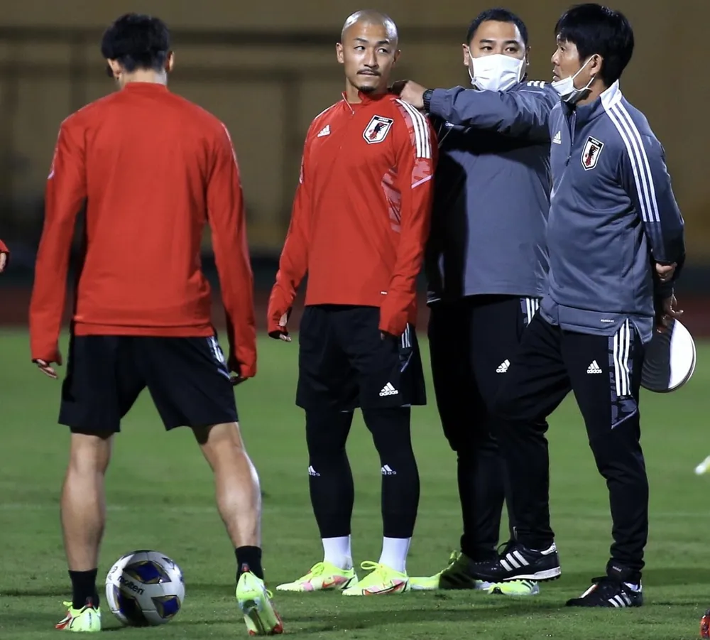 Minamino bơ phờ đến Hà Nội sau chuyến bay bị hoãn 12 tiếng ảnh 1