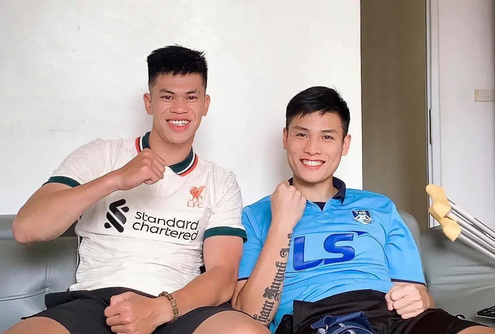 Đắc Huy đến thăng Đức Tùng khi ra Hà Nội kiểm tra chấn thương. Ảnh: FBNV