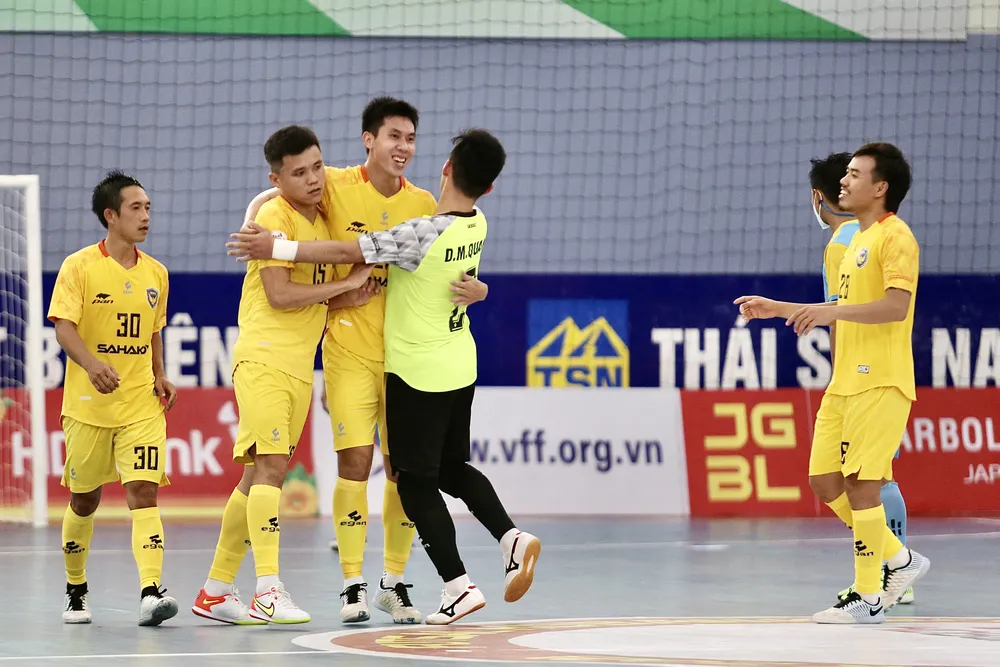 Niềm vui của các cầu thủ Sahako FC khi ngược dòng đánh bại Khánh Hòa. Ảnh: ANH TRẦN