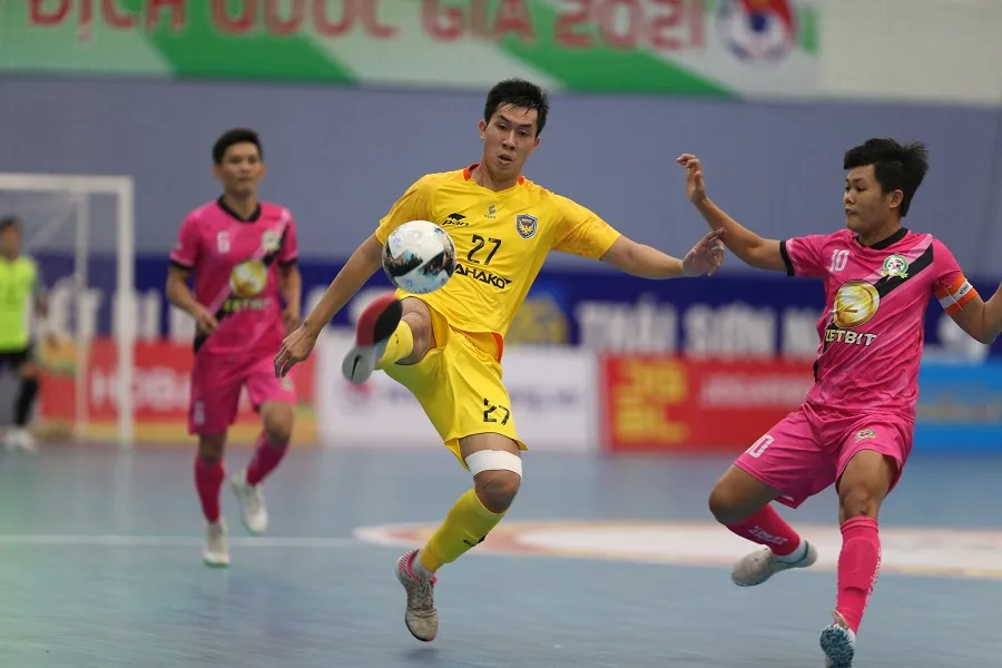 ‘Quái chiêu’ của HLV Bảo Trung giúp Sahako thắng trận siêu kinh điển ảnh 1