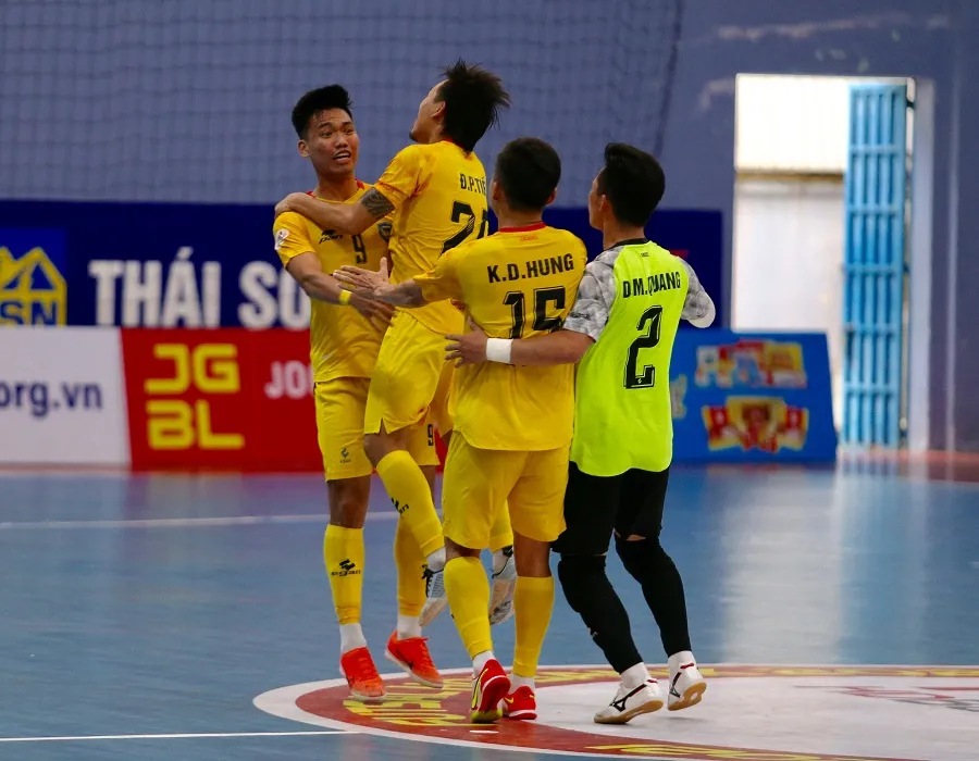 Các cầu thủ Sahako ăn mừng bàn thắng của Thái Huy. Ảnh: ANH TRẦN