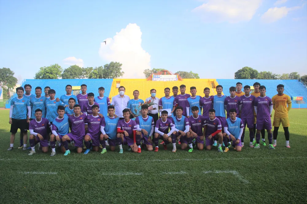 Lãnh đạo VFF và chủ nhà Becamex Bình Dương gặp mặt động viên U22 Việt Nam. Ảnh: HỮU THÀNH 