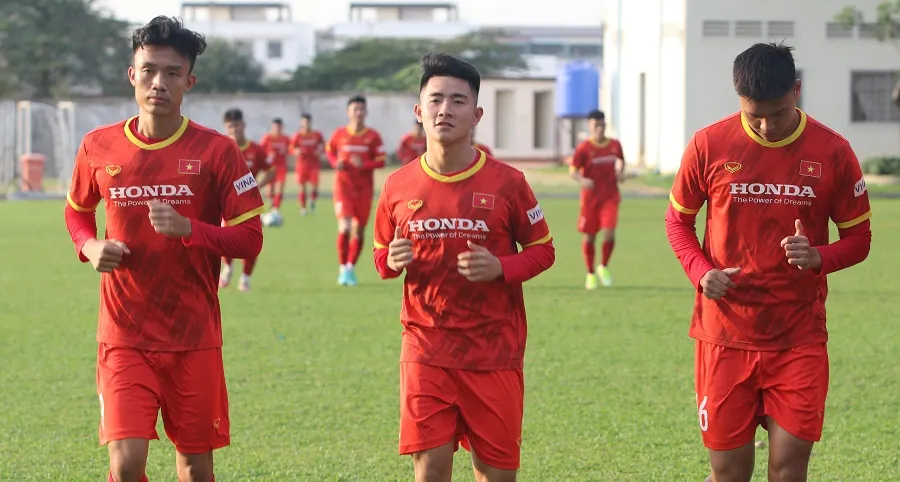 U22 Việt Nam bước vào buổi tập đầu tiên ở Campuchia. Ảnh: ANH TRẦN