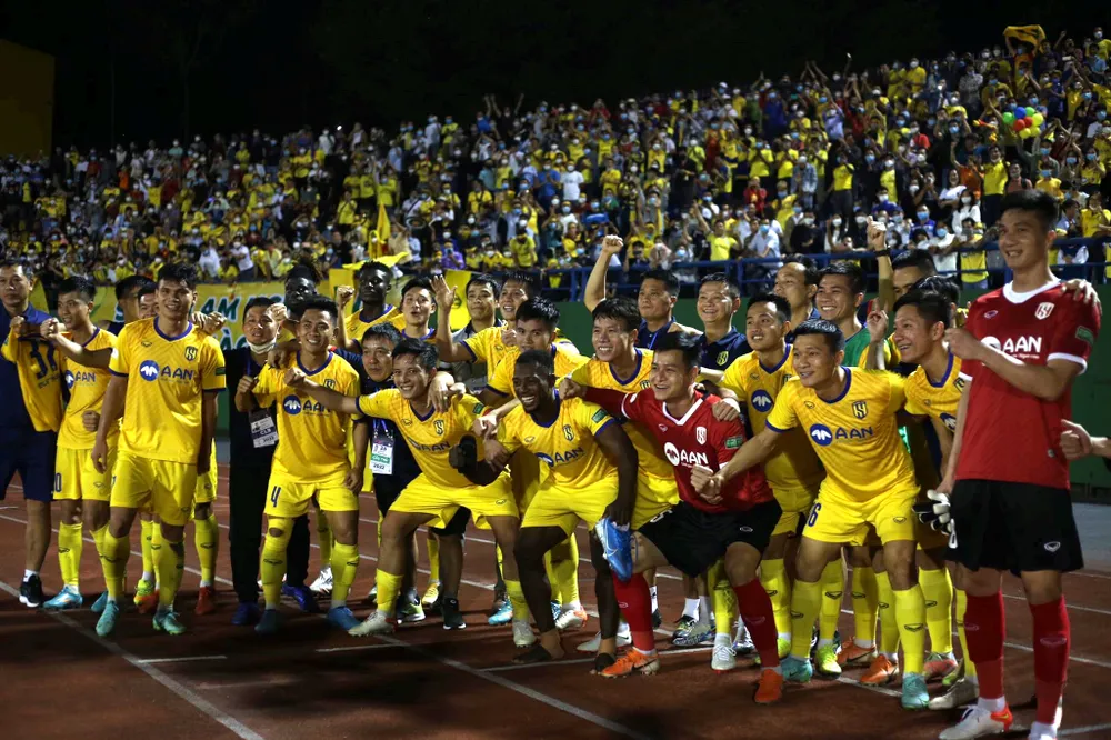 Các cầu thủ SLNA chụp ảnh kỷ niệm với người hâm mộ xứ Nghệ ở Bình Dương. Ảnh: HỮU THÀNH