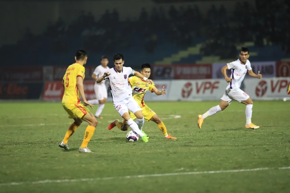 Tiến Linh trong vòng vây của các cầu thủ Thanh Hóa. Ảnh: MINH HOÀNG