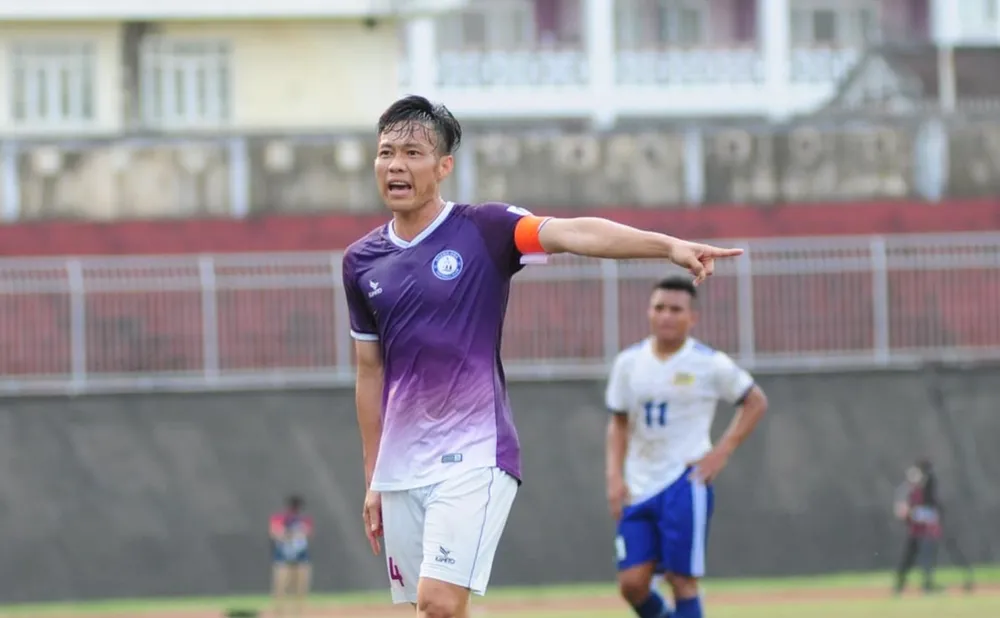 Lê Tấn Tài mang băng thủ quân khi trở về Khánh Hòa. Ảnh: MINH SƠN