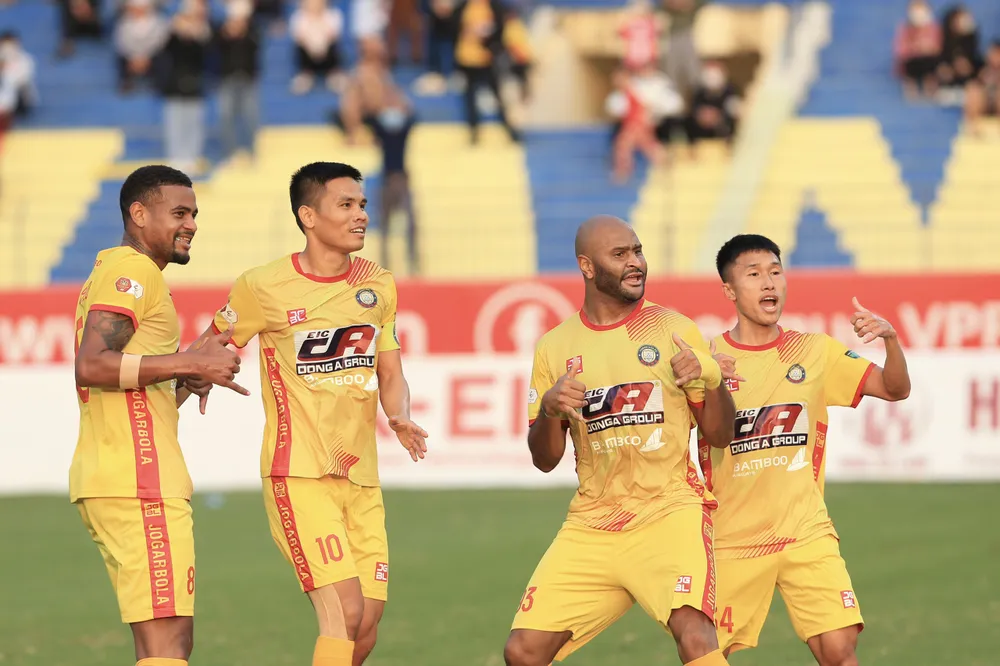 Các cầu thủ Thanh Hóa chỉ mất 25 phút để ghi 3 bàn thắng vào lưới Đà Nẵng. Ảnh: MINH HOÀNG