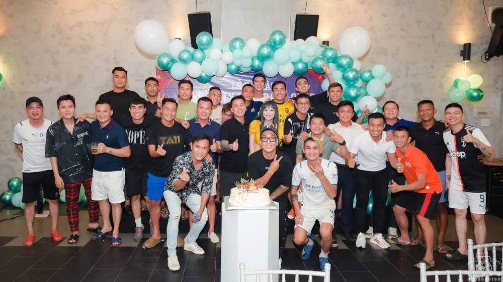 Charity FC quy tụ nhiều ca sĩ, cựu tuyển thủ và siêu phủi của bóng đá Sài thành. Ảnh: ĐÌNH THẢO