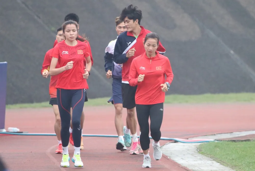 Tổ cự ly trung bình và dài của điền kinh Việt Nam đang tập huấn ở Huế chuẩn bị cho SEA Games 31. ẢNH: HỮU THÀNH