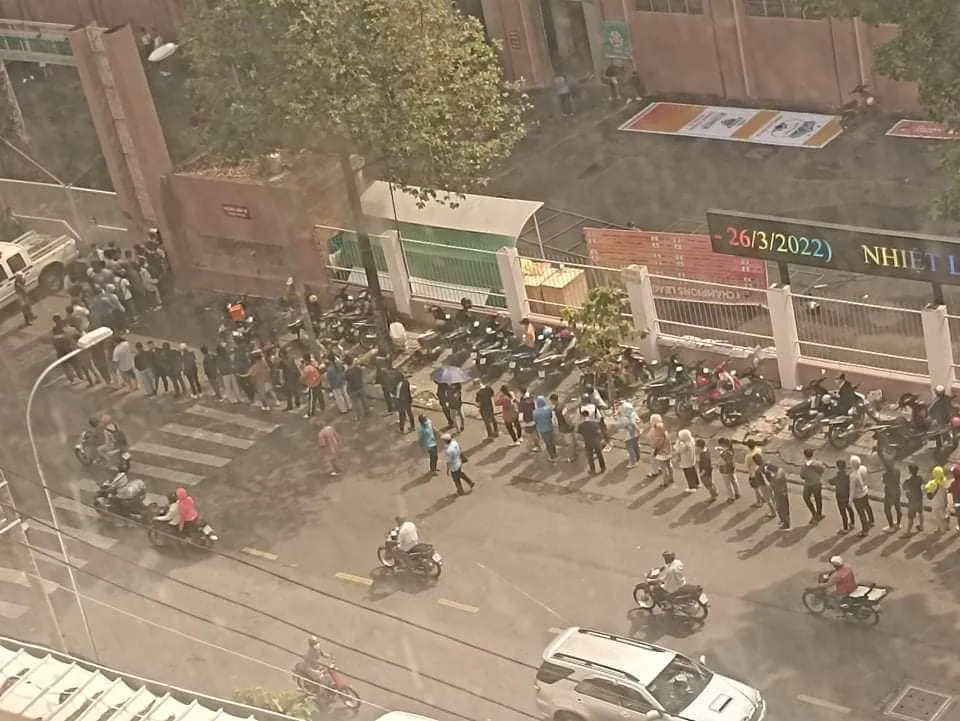 Khán giả TPHCM ‘rồng rắn’ mua vé xem Công Phượng đá cúp châu Á ảnh 1