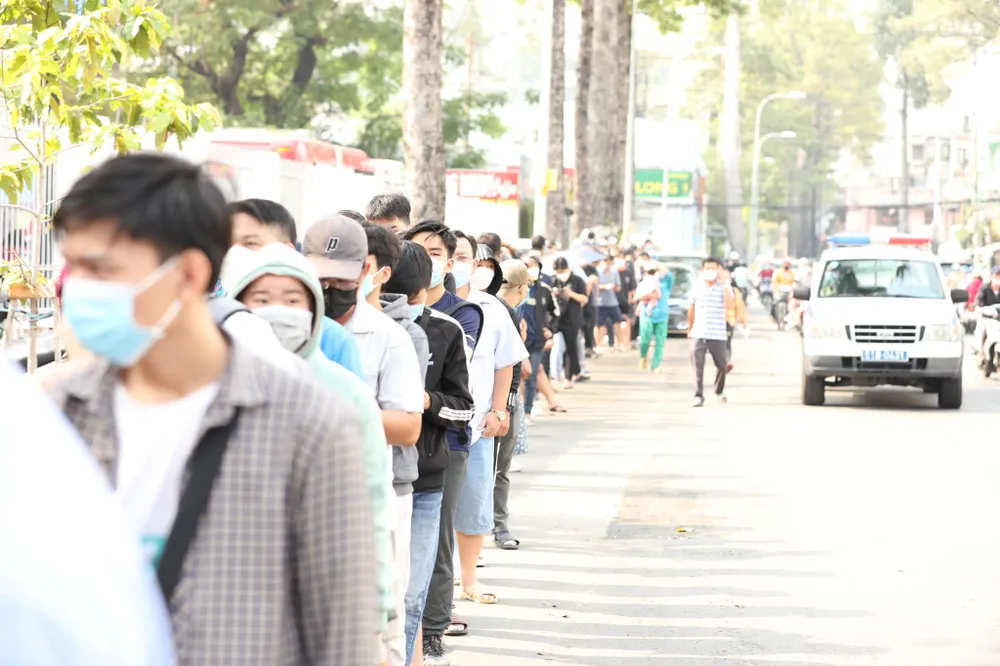 Khán giả TPHCM ‘rồng rắn’ mua vé xem Công Phượng đá cúp châu Á ảnh 2