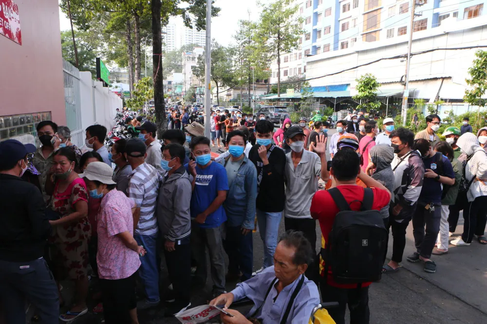 Biển người đứng trước quầy vé ở khán đài A sân Thống Nhất.